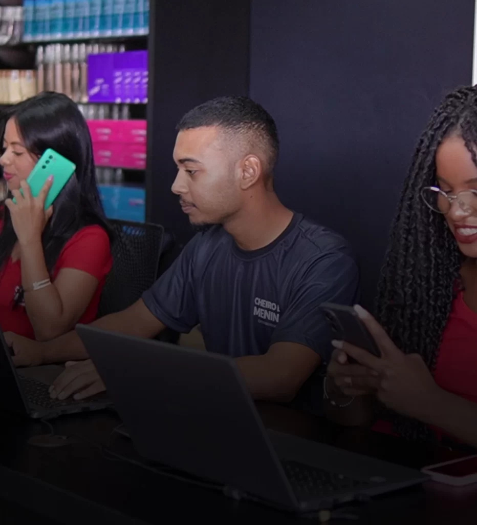 Equipe da Cheiro de Menina atendendo revendedores ao telefone e no computador
